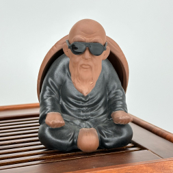 Дедуля в очках (чёрный халат)