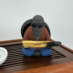 Дедуля в очках (красно-синий халат)